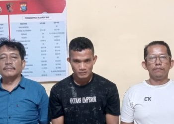 Pelaku Pembacokan Warga di Bosar Maligas ( kaos hitam ) yang diamankan Polisi . ( Humas Polres Simalungun )