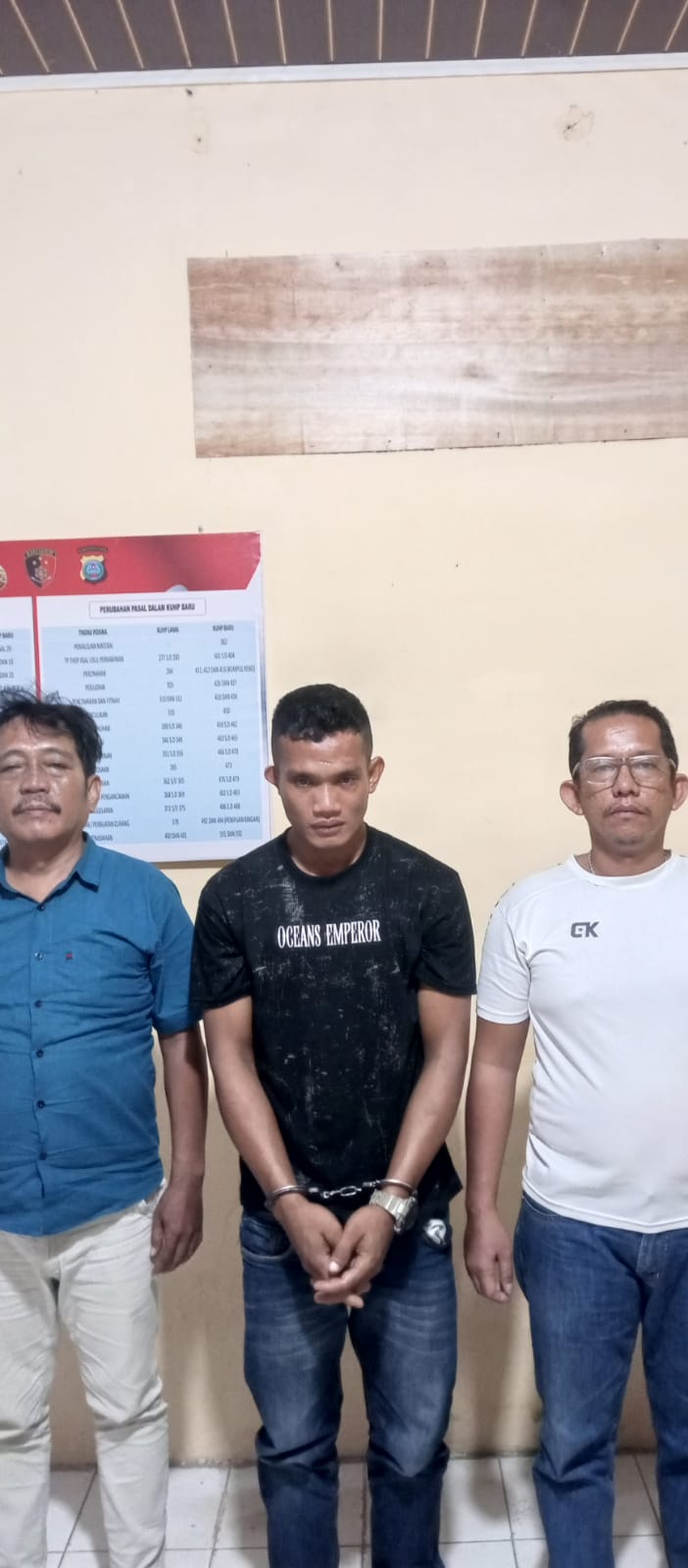 Pelaku Pembacokan Warga di Bosar Maligas ( kaos hitam ) yang diamankan Polisi . ( Humas Polres Simalungun )