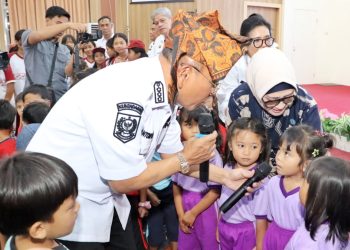 Bupati Simalungun Anton Achmad Saragih saat bersama anak-anak raya kan Hari Anak Nasional ( Diskominfo Simalungun )