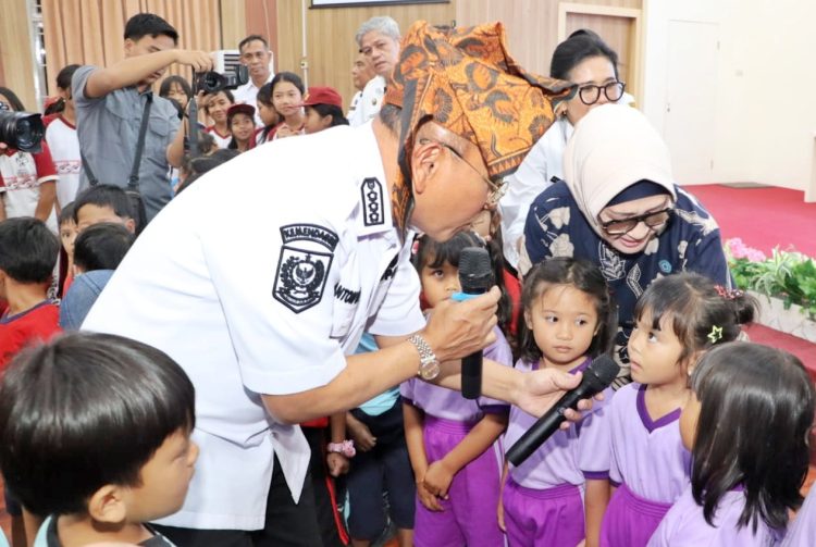 Bupati Simalungun Anton Achmad Saragih saat bersama anak-anak raya kan Hari Anak Nasional ( Diskominfo Simalungun )
