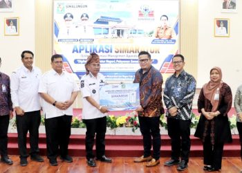 Bupati Simalungun, Dr. H. Anton Achmad Saragih meluncurkan Aplikasi SIMARATUR ( Diskominfo Simalungun )