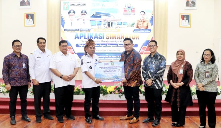 Bupati Simalungun, Dr. H. Anton Achmad Saragih meluncurkan Aplikasi SIMARATUR ( Diskominfo Simalungun )