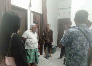 Polisi saat berada dilokasi kejadian dan mengamankan terduga pelaku penganiayaan ( Humas Polres Pematangsiantar )