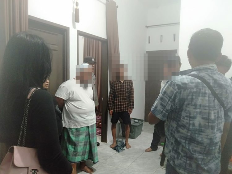 Polisi saat berada dilokasi kejadian dan mengamankan terduga pelaku penganiayaan ( Humas Polres Pematangsiantar )