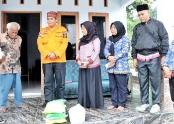 Pemkab Simalungun melalui dinas BPBD dan Dinas Sosial saat memberikan bantuan kepada korban puting beliung di Nagori Karang Rejo ( Diskominfo Simalungun )