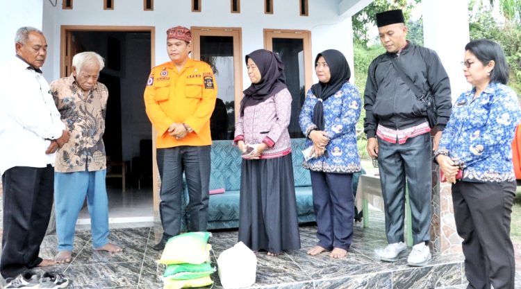 Pemkab Simalungun melalui dinas BPBD dan Dinas Sosial saat memberikan bantuan kepada korban puting beliung di Nagori Karang Rejo ( Diskominfo Simalungun )