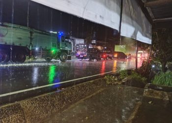 Antrian kendaraan mengalami kemacetan akibat banjir dijalan Medan Kota Pematangsiantar ( Herry Sinaga )