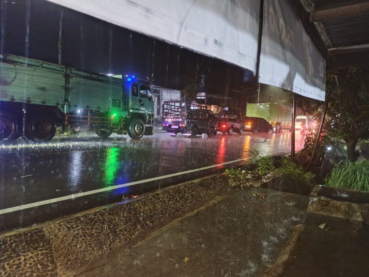 Antrian kendaraan mengalami kemacetan akibat banjir dijalan Medan Kota Pematangsiantar ( Herry Sinaga )