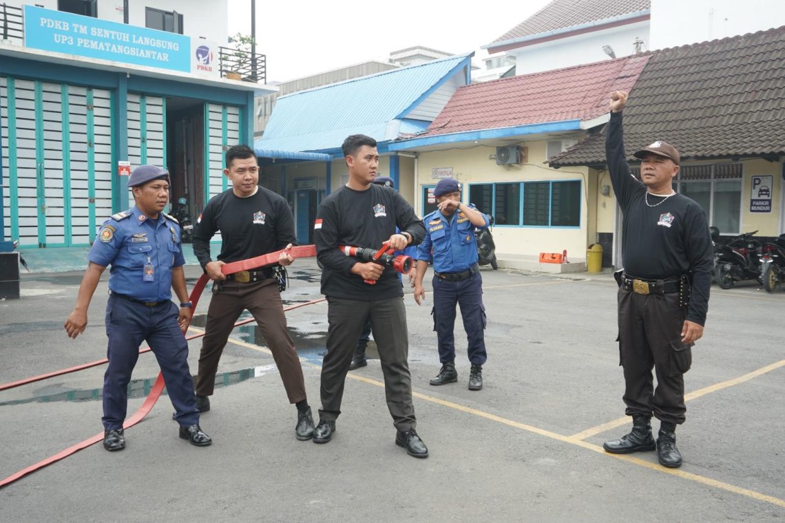 Petugas PLN UP3 Pematangsiantar saat mengikuti kegiatan siaga tanggap darurat.( PLN UP3 Pematangsiantar )