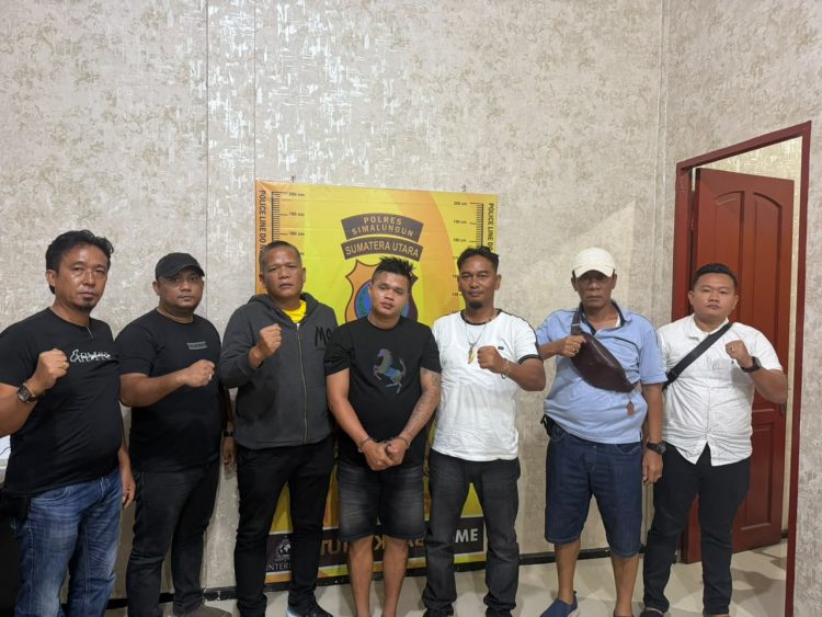 Pelaku pencurian hp yang sempat buron dua bulan saat diamankan Polisi ( Humas Polres Simalungun )