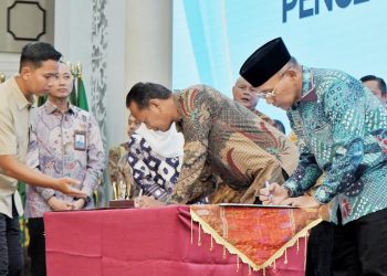 Bupati Simalungun Anton Achmad Saragih saat menandatangani komitmen bersama KPK ( Diskominfo Simalungun )