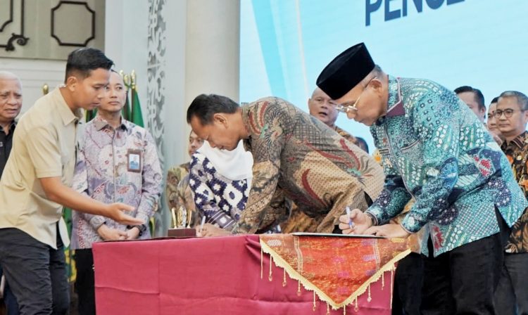 Bupati Simalungun Anton Achmad Saragih saat menandatangani komitmen bersama KPK ( Diskominfo Simalungun )