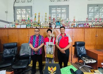 Kepala Sekolah SMA Negeri 4 Siantar Suratno, Alif Syahputra dan Adatta Sembiring. ( Herry Sinaga )