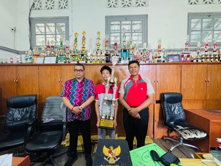 Kepala Sekolah SMA Negeri 4 Siantar Suratno, Alif Syahputra dan Adatta Sembiring. ( Herry Sinaga )