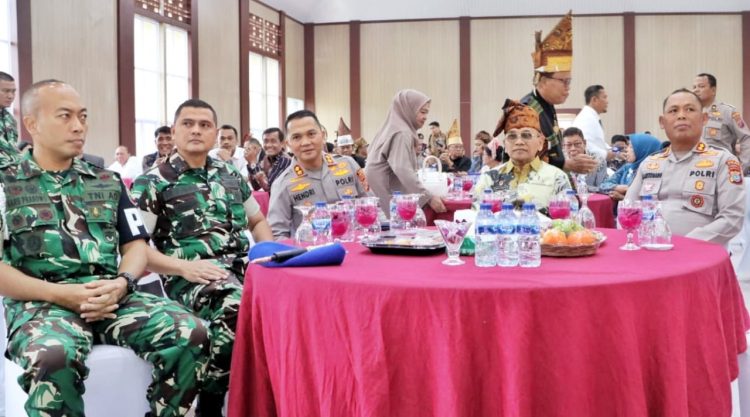 Bupati Simalungun Anton Achmad Saragih saat hadiri acara pisah sambut Kapolres Simalungun ( Diskominfo Simalungun )