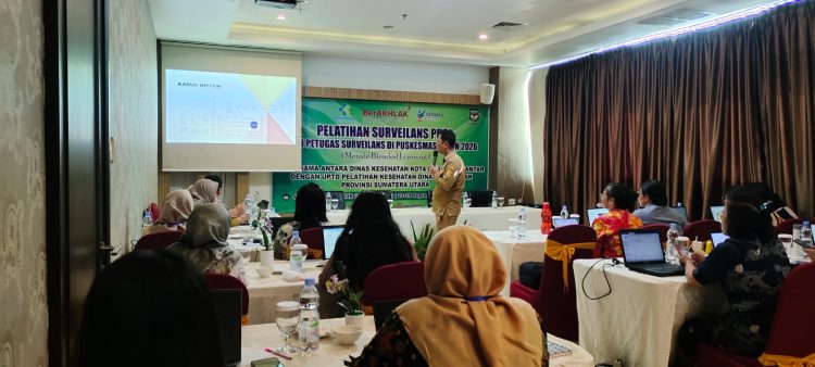 Kepala Dinas Kesehatan Urat H Simanjuntak saat memberikan sambutan acara pelatihan Surveilans PD3I ( Dinkes Kota Pematangsiantar )