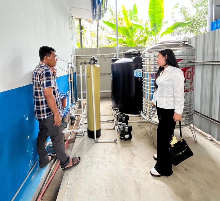 Korwil MBG Simalungun Debora Purba saat melakukan kunjungan ke salah satu dapur Sppg ( Korwil MBG Simalungun )