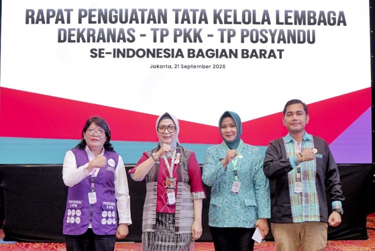 Ketua TP PKK Kabupaten Simalungun, Ny Hj Darmawati Anton Achmad Saragih, saat hadiri rapat penguatan tata kelola lembaga Dekranas di Jakarta ( Diskominfo Simalungun )