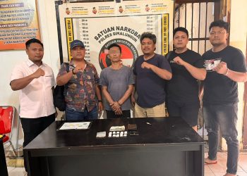 Pelaku Penyalahgunaan Narkotika jenis sabu saat diamankan Polisi ( Humas Polres Simalungun )