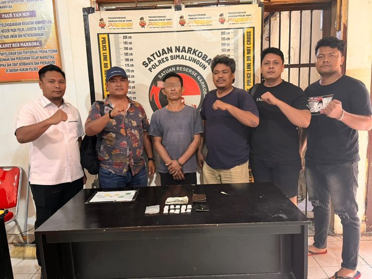 Pelaku Penyalahgunaan Narkotika jenis sabu saat diamankan Polisi ( Humas Polres Simalungun )
