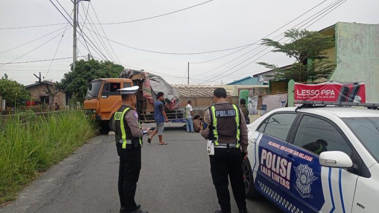 Lokasi truck pengangkut semen saat mengalami patah as ( Istimewa )