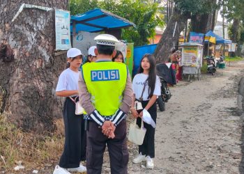 Personil Satlantas Polres Simalungun saat mendatangi warga memberikan edukasi tentang keselamatan pengguna jalan. ( Humas Polres Simalungun )