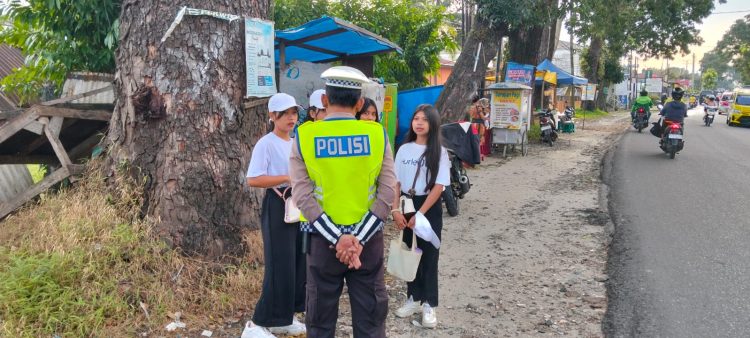 Personil Satlantas Polres Simalungun saat mendatangi warga memberikan edukasi tentang keselamatan pengguna jalan. ( Humas Polres Simalungun )