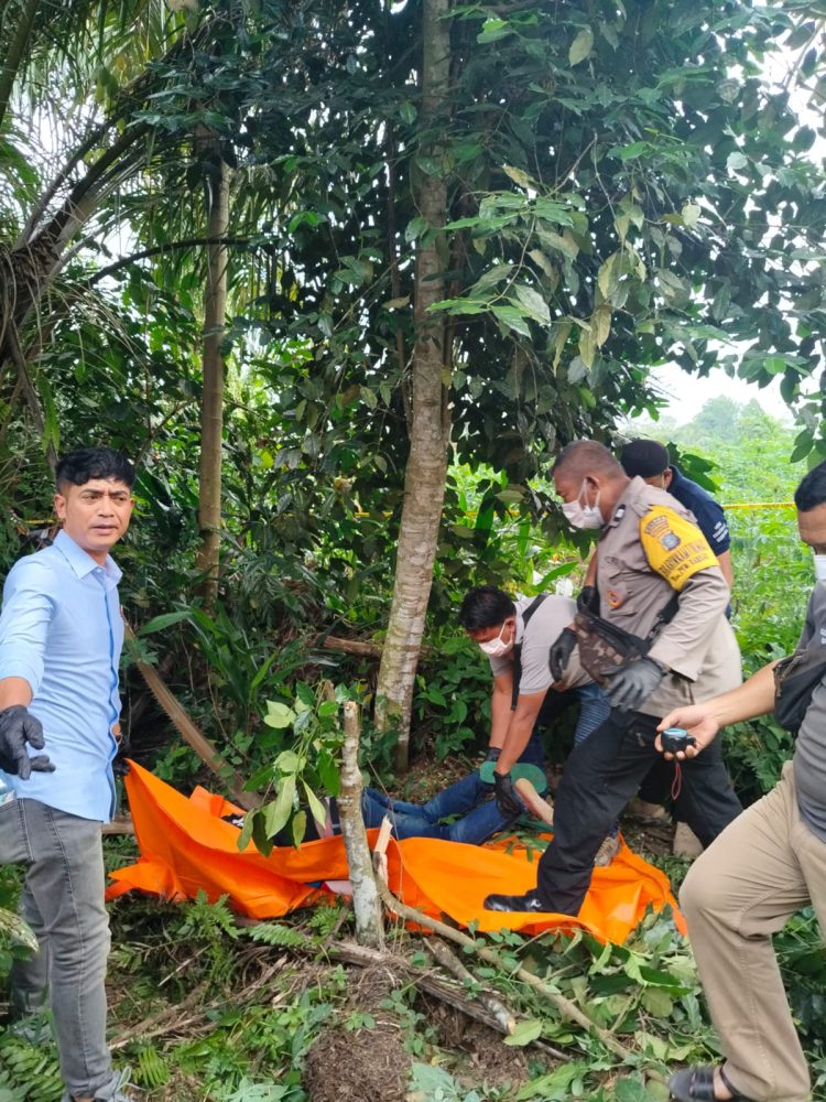 Personil Polsek Bandar Huluan saat mengevakuasi jenazah pria yang ditemukan tergantung di pohon melinjo ( Polsek Bandar Huluan )