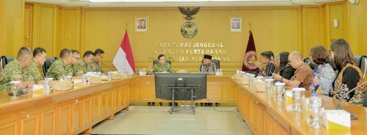 Bupati Simalungun Dr. H. Anton Achmad Saragih saat bertemu Direktur Jenderal Kekuatan Pertahanan (Dirjen Kuathan) Kementerian Pertahanan RI, H. Haris Haryanto, di Jakarta ( Diskominfo Simalungun )