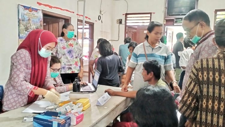Pihak Dinkes Simalungun saat melakukan Skrining TB di Jawa Maraja Bah Jambi Simalungun ( Diskominfo Simalungun )