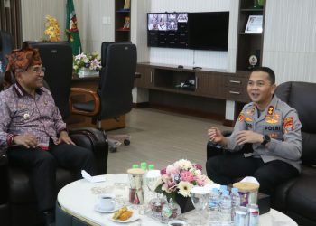 Bupati Simalungun Dr. H. Anton Achmad Saragih menerima kunjungan kerja Kapolres Simalungun AKBP Dr. Hendri Nupia Dinka Barus saat duduk bersama. ( Herry Sinaga )
