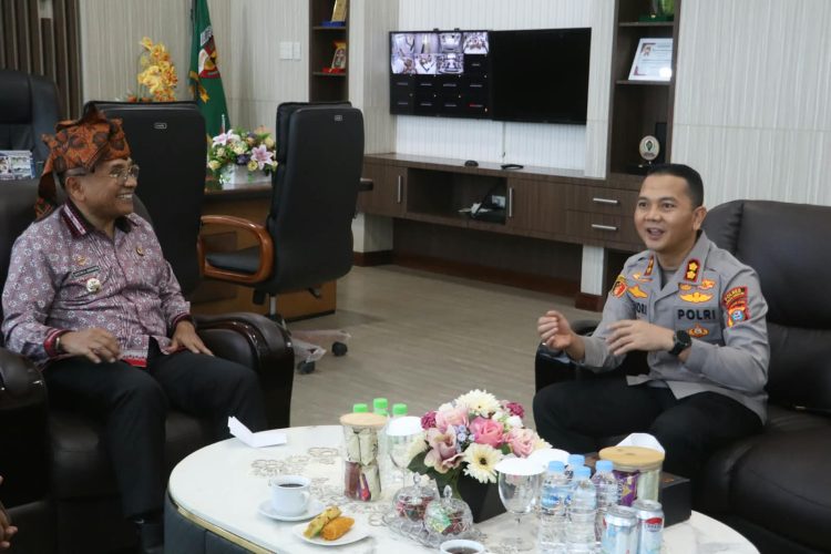 Bupati Simalungun Dr. H. Anton Achmad Saragih menerima kunjungan kerja Kapolres Simalungun AKBP Dr. Hendri Nupia Dinka Barus saat duduk bersama. ( Herry Sinaga )