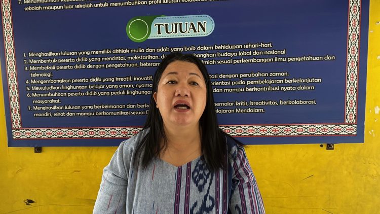 Kepala Sekolah SMP Negeri 12 Kota Pematangsiantar Imelda Samosir ( Herry Sinaga )