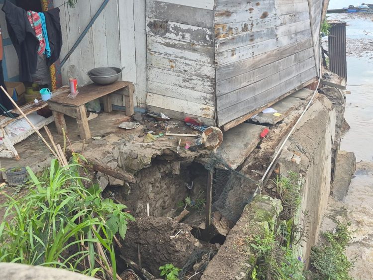 Rumah yang mengalami rusak akibat terjangan banjir di Haranggaol ( BPBD Simalungun )