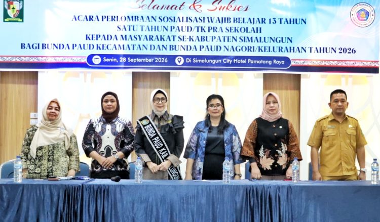 Bunda PAUD Kabupaten Simalungun sekaligus Ketua TP PKK Simalungun, Ny. Hj. Darmawati Anton Achmad Saragih, saat membuka Lomba Bunda PAUD Kecamatan dan Nagori/Kelurahan 2026. ( Diskominfo Simalungun )