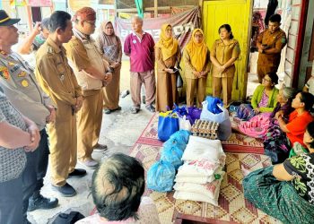 Pemkab Simalungun melalui BPBD saat memberikan bantuan sembako kepada masyarakat yang terdampak banjir di Haranggaol ( Diskominfo Simalungun )