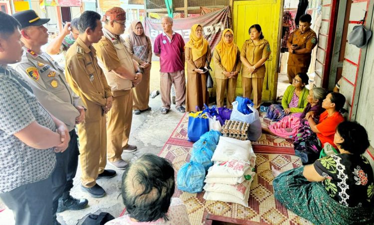 Pemkab Simalungun melalui BPBD saat memberikan bantuan sembako kepada masyarakat yang terdampak banjir di Haranggaol ( Diskominfo Simalungun )