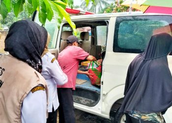 Pemkab Simalungun melalui Dinkes saat menjemput warga yang sedang sakit tinggal sendiri. ( Diskominfo Simalungun )