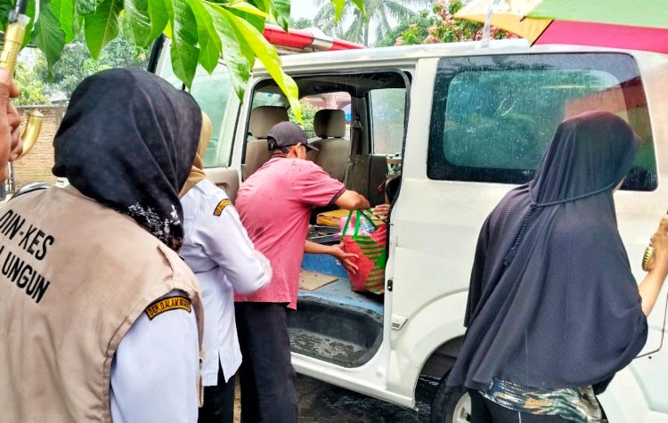 Pemkab Simalungun melalui Dinkes saat menjemput warga yang sedang sakit tinggal sendiri. ( Diskominfo Simalungun )