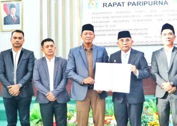 Bupati Simalungun dan DPRD saat usai melaksanakan Rapat Paripurna ( Diskominfo Simalungun )