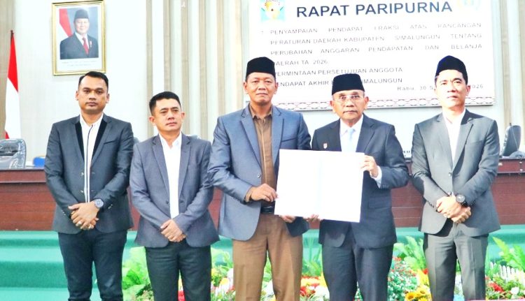 Bupati Simalungun dan DPRD saat usai melaksanakan Rapat Paripurna ( Diskominfo Simalungun )