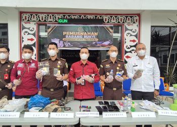 Kejari Simalungun saat melakukan pemusnahan barang bukti. ( Humas Kejari Simalungun )