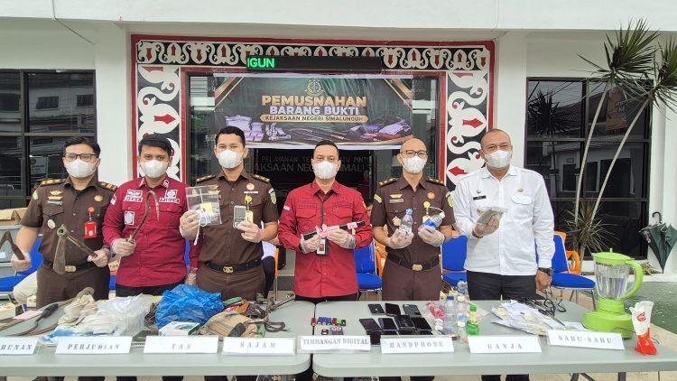 Kejari Simalungun saat melakukan pemusnahan barang bukti. ( Humas Kejari Simalungun )