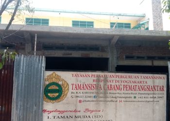 Bangunan yang sedang dikerjakan yang berada disekolah Taman Siswa Kota Pematangsiantar. ( Herry Sinaga )
