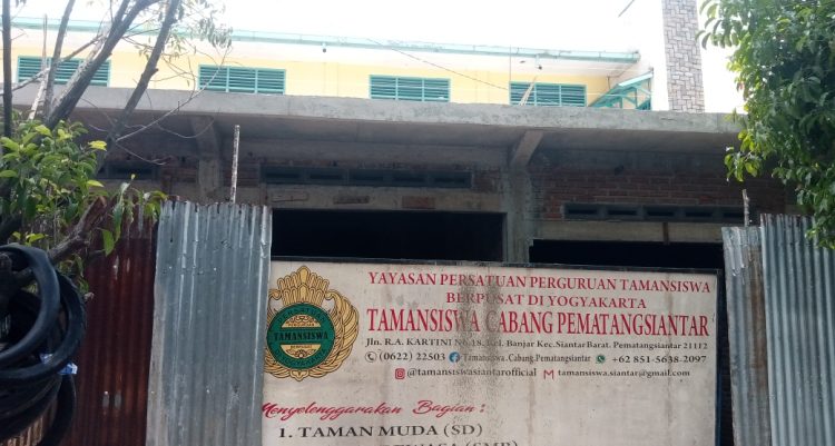 Bangunan yang sedang dikerjakan yang berada disekolah Taman Siswa Kota Pematangsiantar. ( Herry Sinaga )