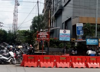Trotoar jalan yang berada di depan Suzuya Mall Merdeka Siantar dikuasai PKL dan parkir. ( Herry Sinaga )