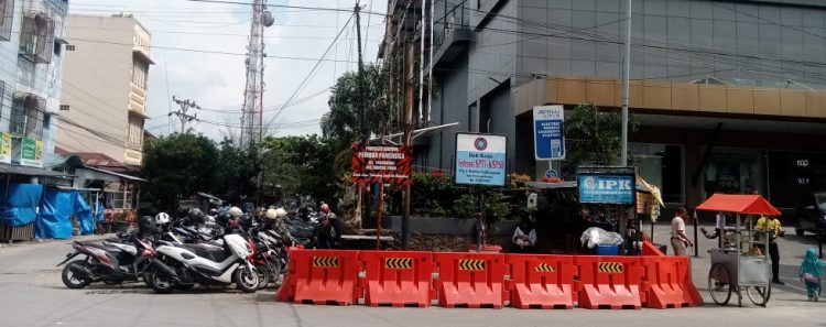 Trotoar jalan yang berada di depan Suzuya Mall Merdeka Siantar dikuasai PKL dan parkir. ( Herry Sinaga )