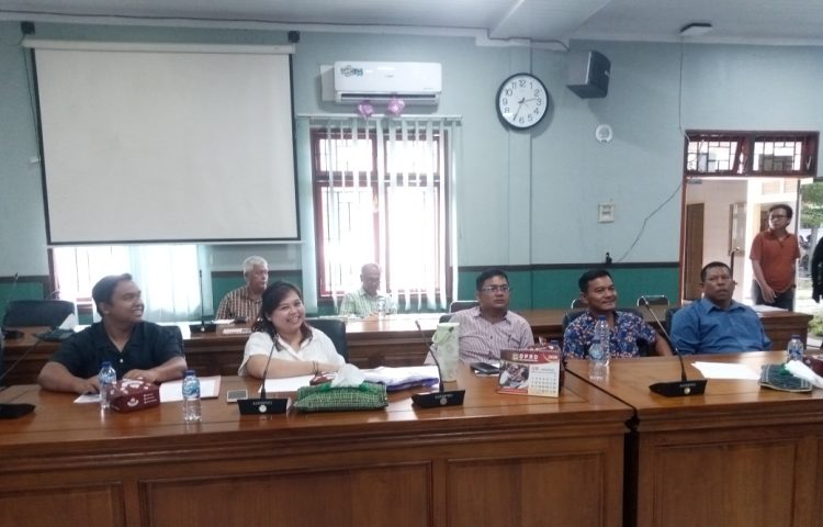 Ketua Komisi III DPRD Kota Pematangsiantar Cindira bersama anggota DPRD lainnya saat berada diruang sidang ( Herry Sinaga )