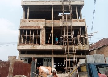 Bangunan ruko tiga lantai yang diduga tidak memiliki PBG dijalan Jawa Kelurahan Bantan Kota Pematangsiantar ( Herry Sinaga )