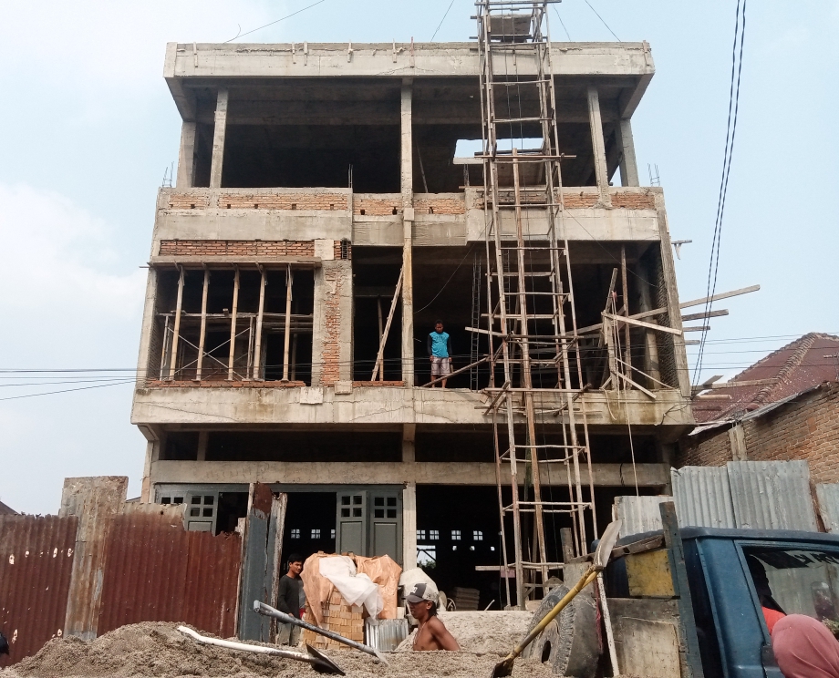 Bangunan ruko tiga lantai yang diduga tidak memiliki PBG dijalan Jawa Kelurahan Bantan Kota Pematangsiantar ( Herry Sinaga )